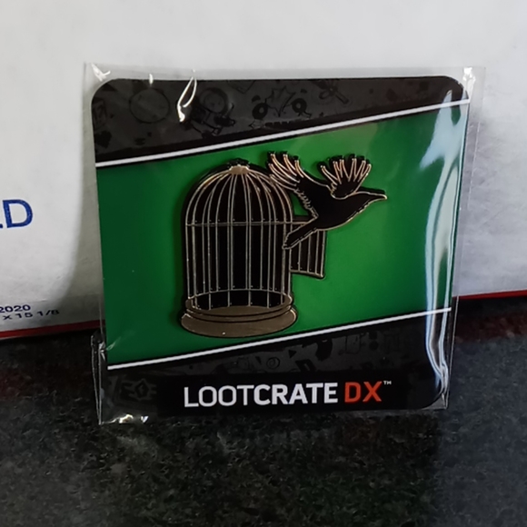 NIP Blackbird Escapes Cage Pin - Picture 2 of 3